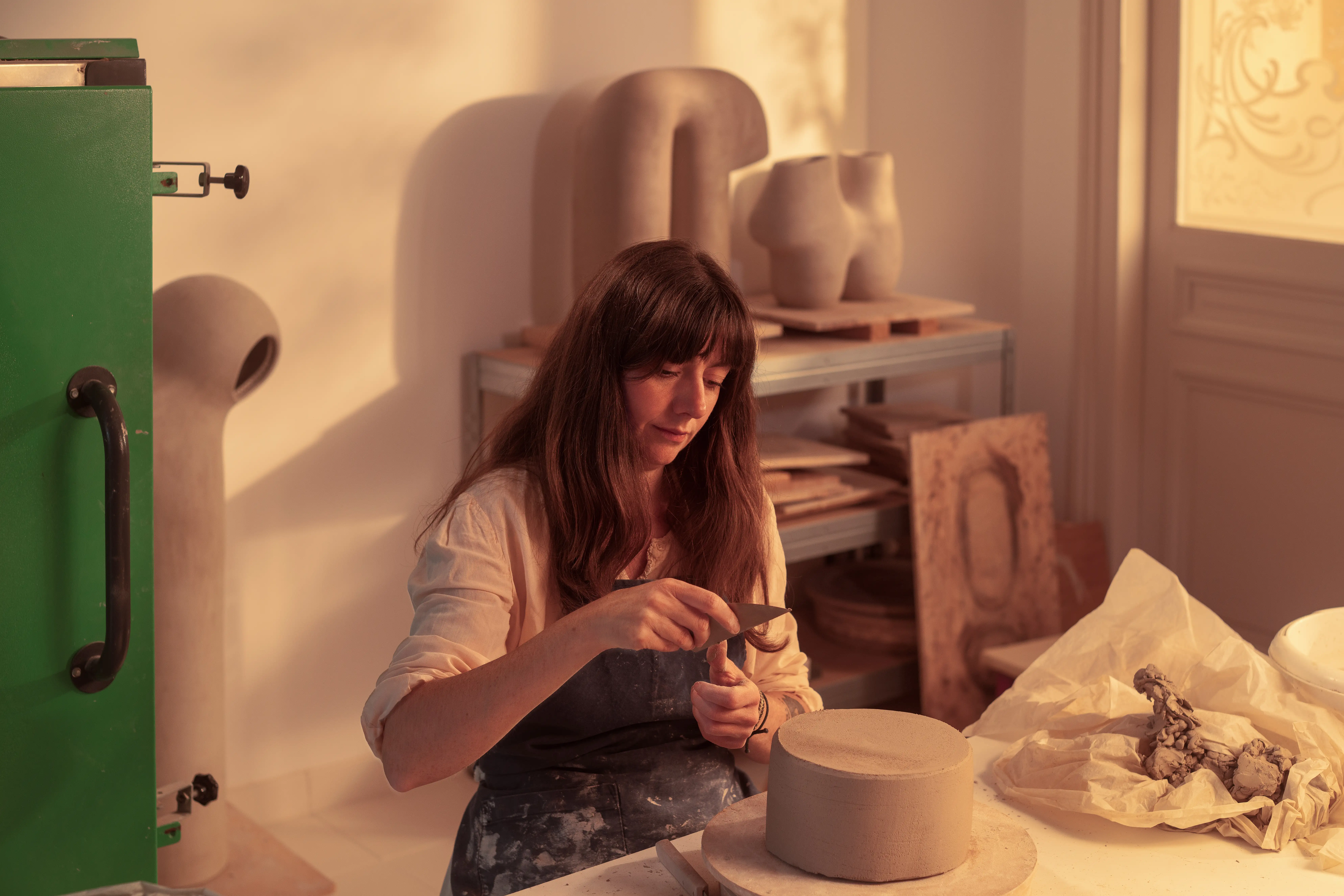 La céramiste Elisa Uberti dans son atelier de céramique