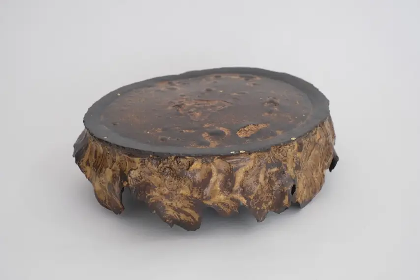 Sculpture céramique Pic Camouflé n°9 de Junliang Ma, grès noir et bois brut, surface ovale émaillée, Villa Sonneville, Le Fil rouge, Roubaix