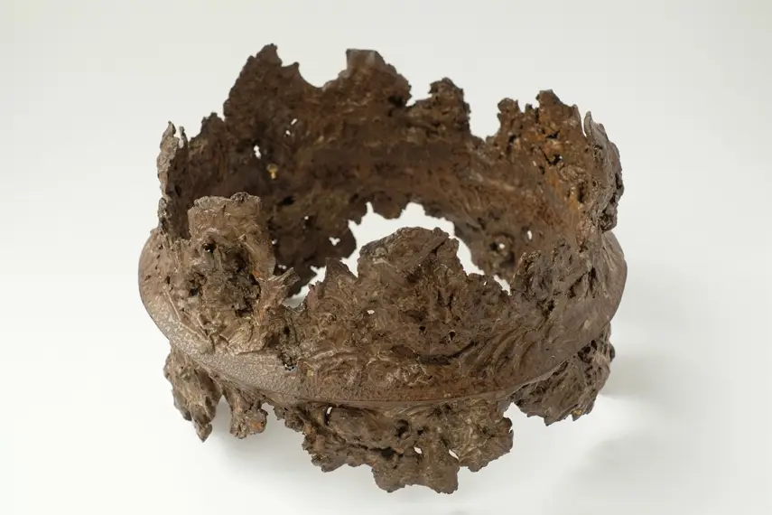 Sculpture céramique Jardin n°1 de Junliang Ma, couronne ajourée en grès noir aux textures organiques, Villa Sonneville, Le Fil rouge, Roubaix