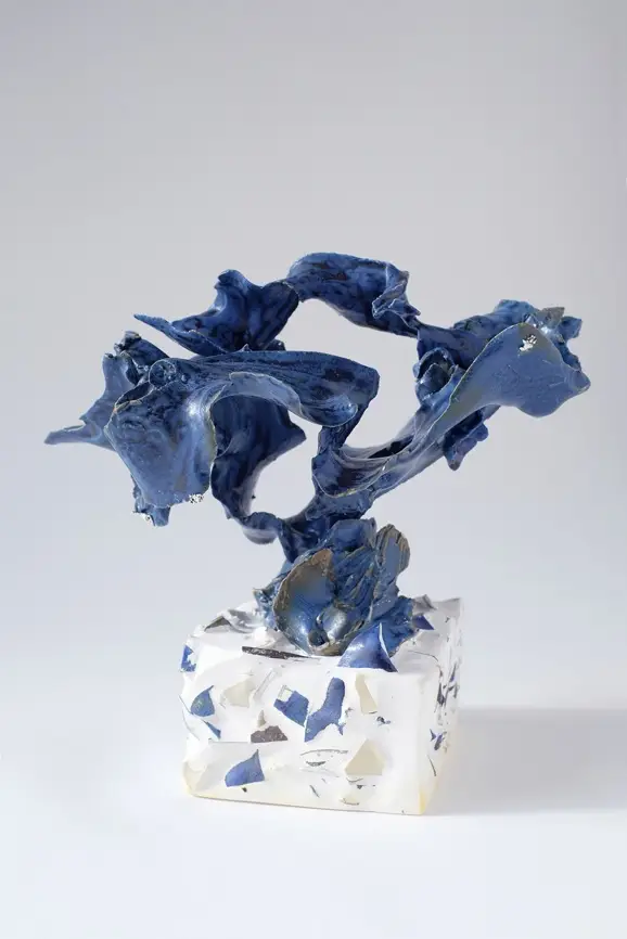 Sculpture céramique La Déchirure n°1 de Junliang Ma (2026), grès et porcelaine bleu sur socle terrazzo, Villa Sonneville, Le Fil rouge, Roubaix