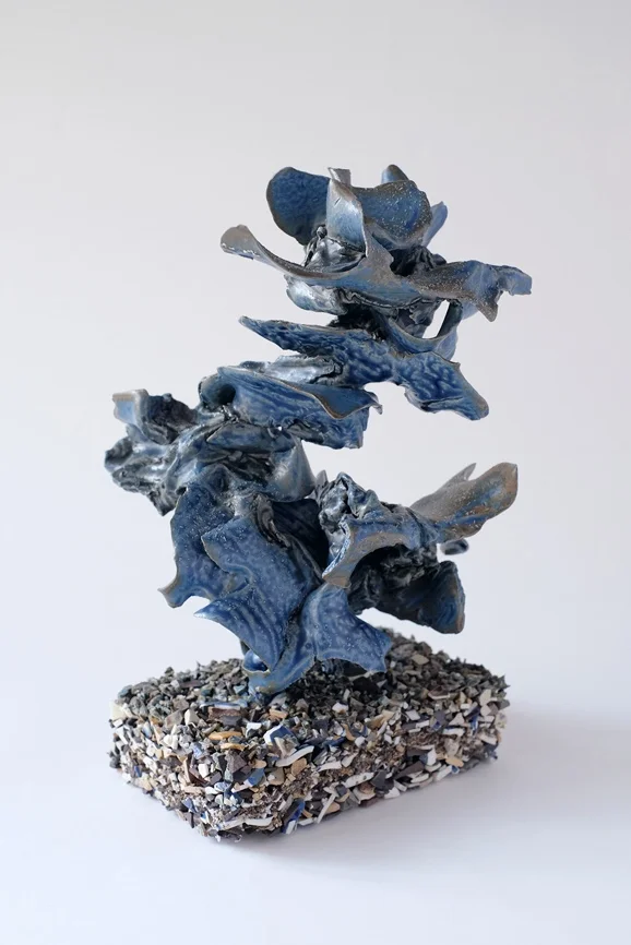 Sculpture céramique La Déchirure n°2 de Junliang Ma (2026), grès et porcelaine bleu sur socle de gravats, forme verticale, Villa Sonneville, Le Fil rouge, Roubaix