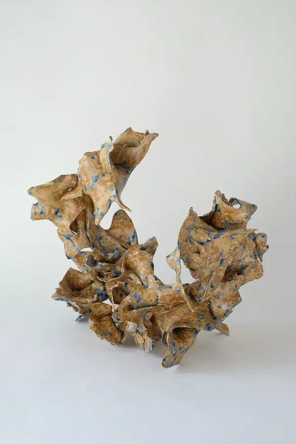 Sculpture céramique La Déchirure n°3 de Junliang Ma (2026), grès et porcelaine ocre piqueté de bleu, forme verticale, Villa Sonneville, Le Fil rouge, Roubaix