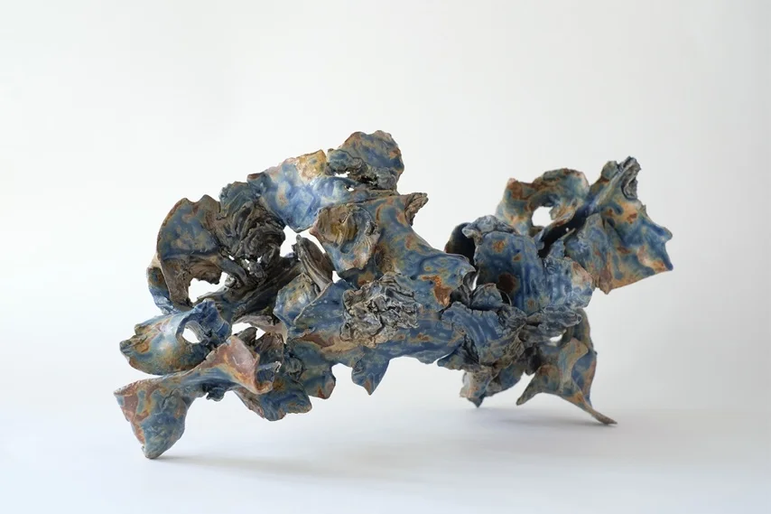 Sculpture céramique La Déchirure n°4 de Junliang Ma (2026), grès émaillé bleu et ocre, format horizontal allongé, Villa Sonneville, Le Fil rouge, Roubaix