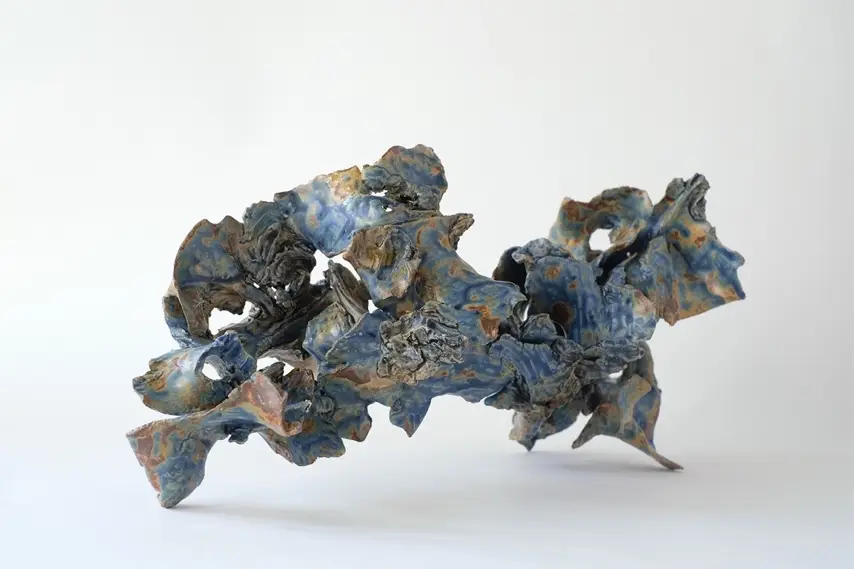 Sculpture céramique La Déchirure n°4 de Junliang Ma (2026), grès émaillé bleu et ocre, format horizontal allongé, Villa Sonneville, Le Fil rouge, Roubaix