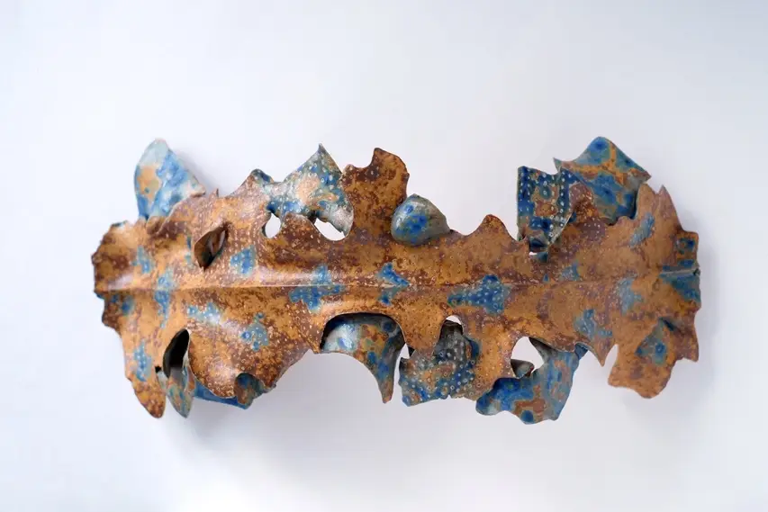 Sculpture murale céramique Ma Mémoire n°18 de Junliang Ma, grès émaillé ocre et bleu en forme de feuille, Villa Sonneville, Le Fil rouge, Roubaix