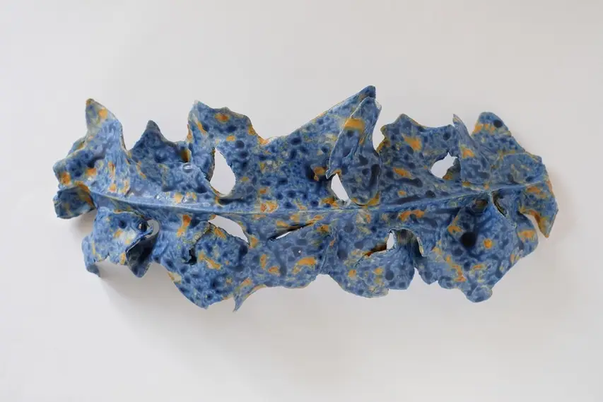 Sculpture murale céramique Ma Mémoire n°21 de Junliang Ma, porcelaine émaillée bleu et ocre en forme de feuille, Villa Sonneville, Le Fil rouge, Roubaix