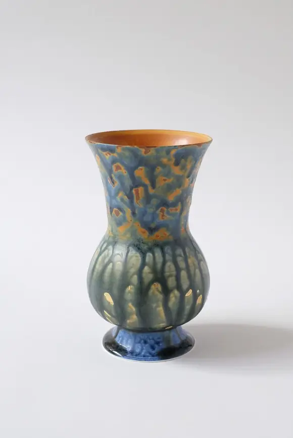 Petit vase en porcelaine émaillée bleu et ocre de Junliang Ma, intérieur ocre, base bleue, Villa Sonneville, Le Fil rouge, Roubaix